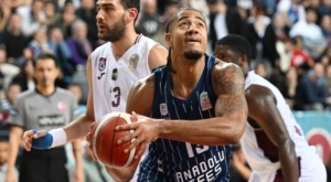 anadolu-efes-namaglup-serisini-trabzonda-surdurdu-mTtBDD84.jpg