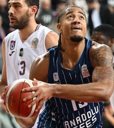 anadolu-efes-namaglup-serisini-trabzonda-surdurdu-mTtBDD84.jpg