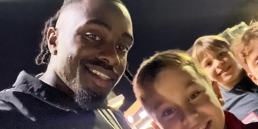 Antoine Makoumbou, çocuklarla kaldırımda futbol oynadı 2 antoine-makoumbou-cocuklarla-kaldirimda-futbol-oynadi-SdOCTGr9.jpg