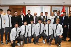 baskan-gencten-sampiyon-ogrencilere-tebrik-89qeHKyb.webp