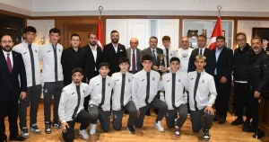 baskan-gencten-sampiyon-ogrencilere-tebrik-89qeHKyb.webp