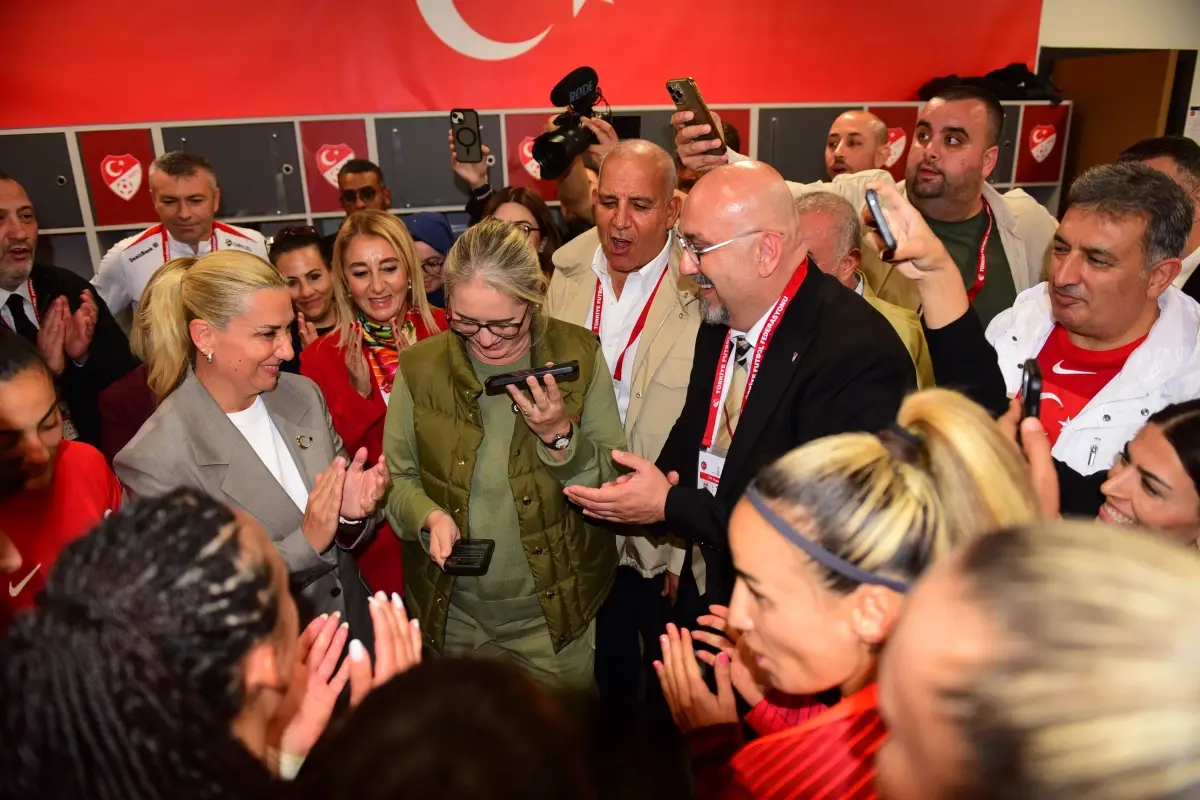 Cumhurbaşkanı Erdoğan, Türkiye A Milli Kadın Futbol Takımı'nı Tebrik Etti 8 cumhurbaskani-erdogan-turkiye-a-milli-kadin-futbol-takimini-tebrik-etti-mQc694PH.jpg