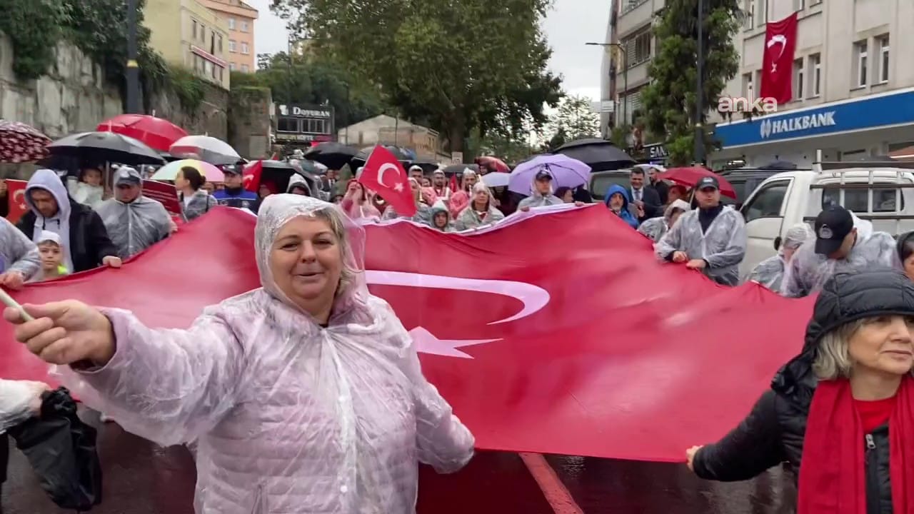 Cumhuriyet Bayramı coşkusu yağmur tanımadı! Yurttaşlar akın etti 1 cumhuriyet bayrami coskusu yagmur tanimadi yurttaslar akin etti 0 gM4hF1DO