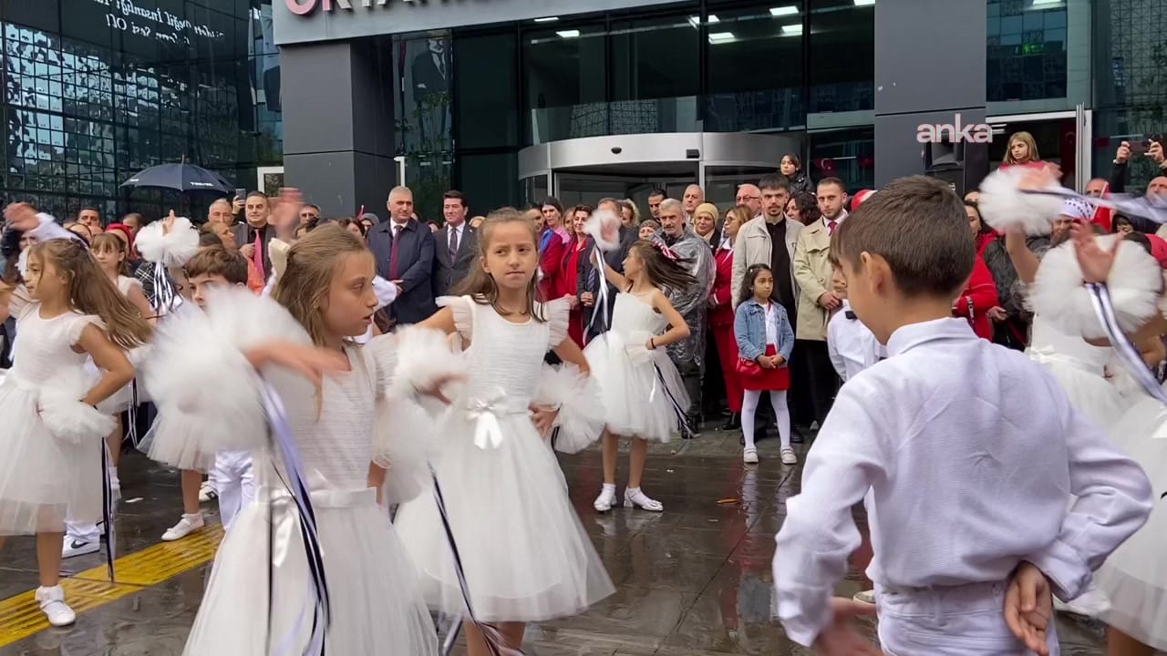 Cumhuriyet Bayramı coşkusu yağmur tanımadı! Yurttaşlar akın etti 2 cumhuriyet bayrami coskusu yagmur tanimadi yurttaslar akin etti 1 GNzyyh29