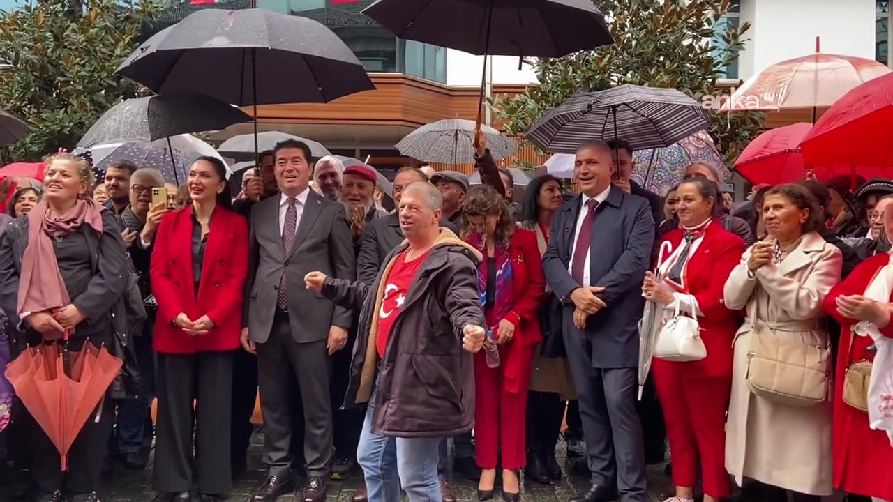 Cumhuriyet Bayramı coşkusu yağmur tanımadı! Yurttaşlar akın etti 3 cumhuriyet bayrami coskusu yagmur tanimadi yurttaslar akin etti 2 6QAMYpv1