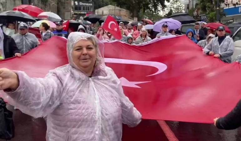 cumhuriyet-bayrami-coskusu-yagmur-tanimadi-yurttaslar-akin-etti-6YOaIJlE.jpg