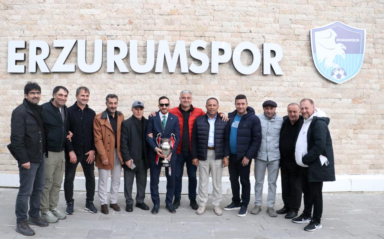 Dört oyuncu bir odada kalıyordu: Şampiyonlar 27 yıl sonra buluştu 1 dort oyuncu bir odada kaliyordu sampiyonlar 27 yil sonra bulustu 0 uYZuKMZJ