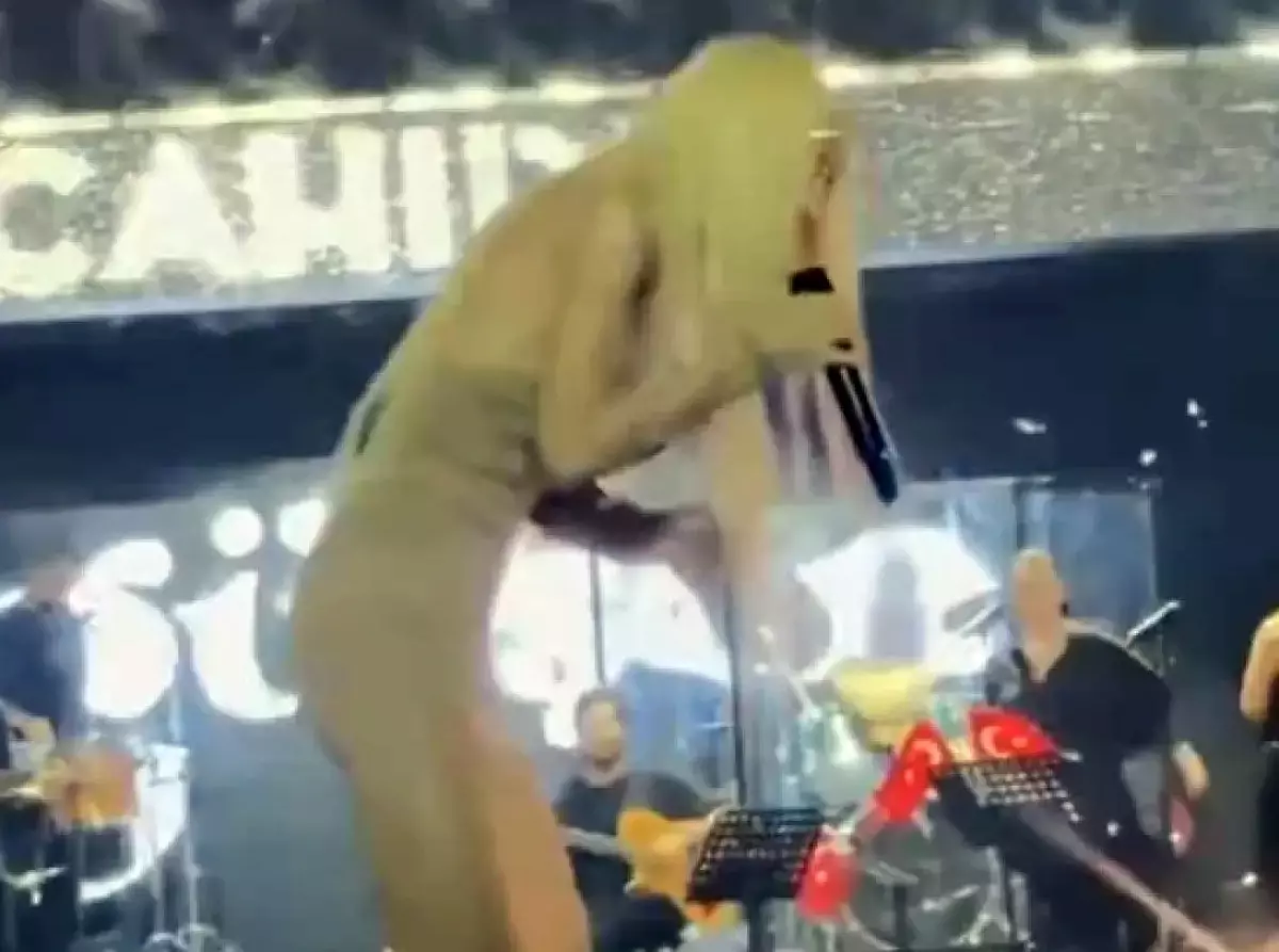 Gülşen, sahneye para atan hayranına kızdı: Üzerinde Atatürk var 3 gulsen-sahneye-para-atan-hayranina-kizdi-uzerinde-ataturk-var-p4Uec3SM.jpg