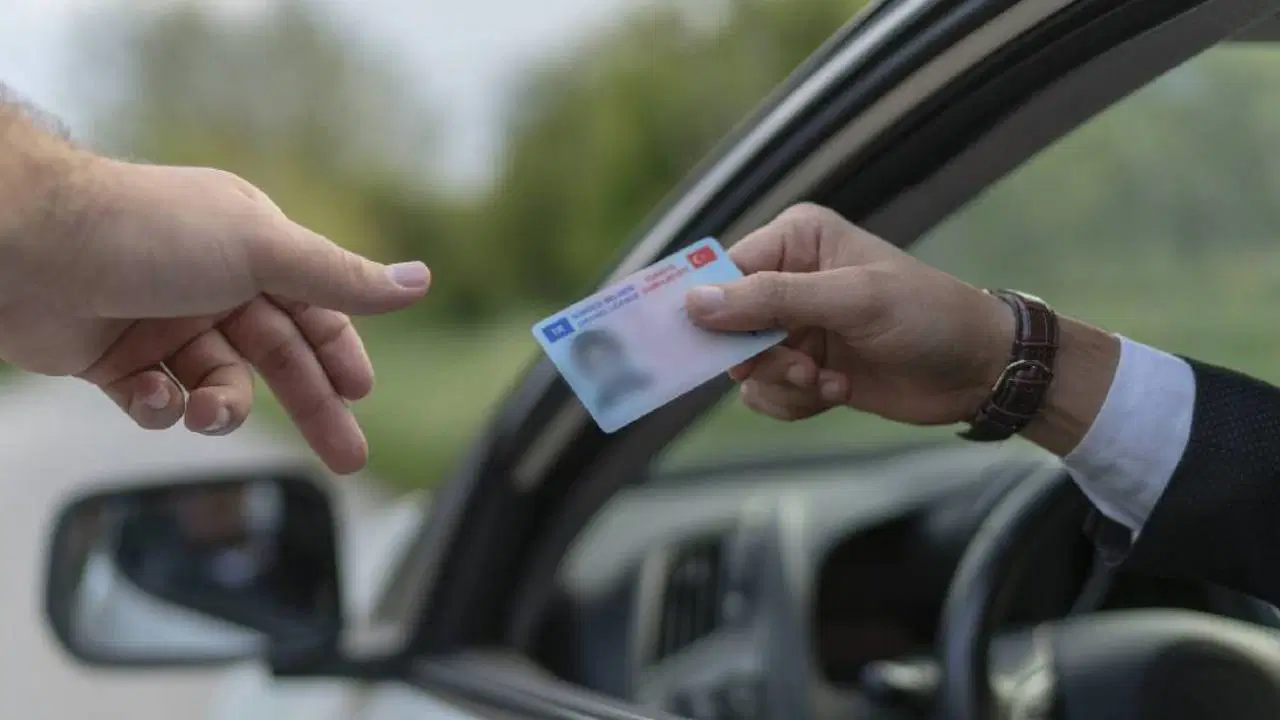 Milyonlarca sürücüyü ilgilendiriyor... Eski tip ehliyetler için yarın son gün! 8 milyonlarca-surucuyu-ilgilendiriyor-eski-tip-ehliyetler-icin-yarin-son-gun-ZILZxT3U.jpg