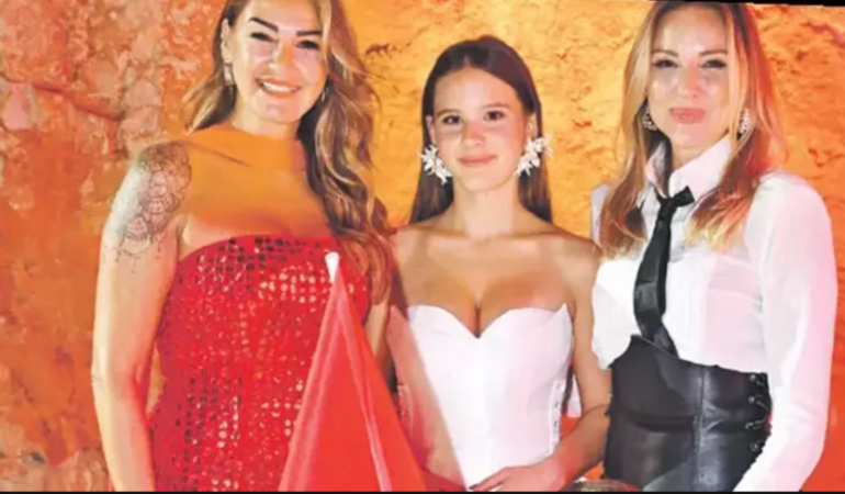 pinar-altugun-kizi-su-mankenlik-yapti-gorenler-begeni-yagdirdi-aNFaaA6c.jpg
