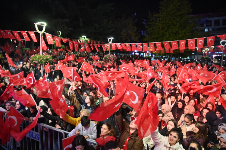 Trabzon sokaklarında Cumhuriyet Bayramı coşkusu 1 trabzon sokaklarinda cumhuriyet bayrami coskusu 0 SBn6bkEy