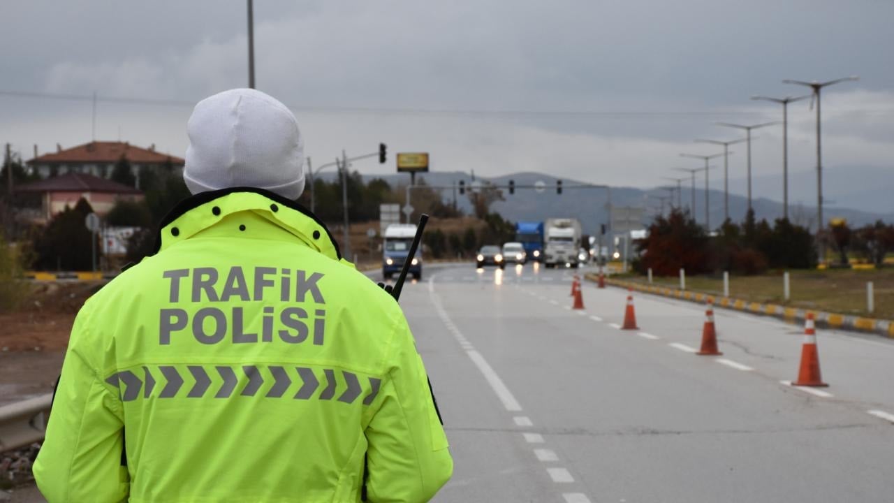 Trafikte ağır ceza dönemi başlamadan durdu 1 trafikte agir ceza donemi baslamadan durdu 0 sV5EhFAd