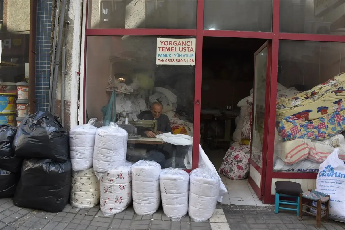 Yarım Asırlık Yorgancı Temel Çoğalmış Mesleğini Yaşatmaya Çalışıyor 8 yarim-asirlik-yorganci-temel-cogalmis-meslegini-yasatmaya-calisiyor-wRJgvYSU.jpg
