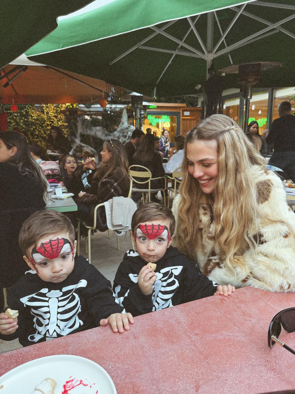 yasemin sefkatli ikizleriyle yeni pozunu paylasti kayinvalide derya tunadan yorum aldi 2 gEG8pZWK