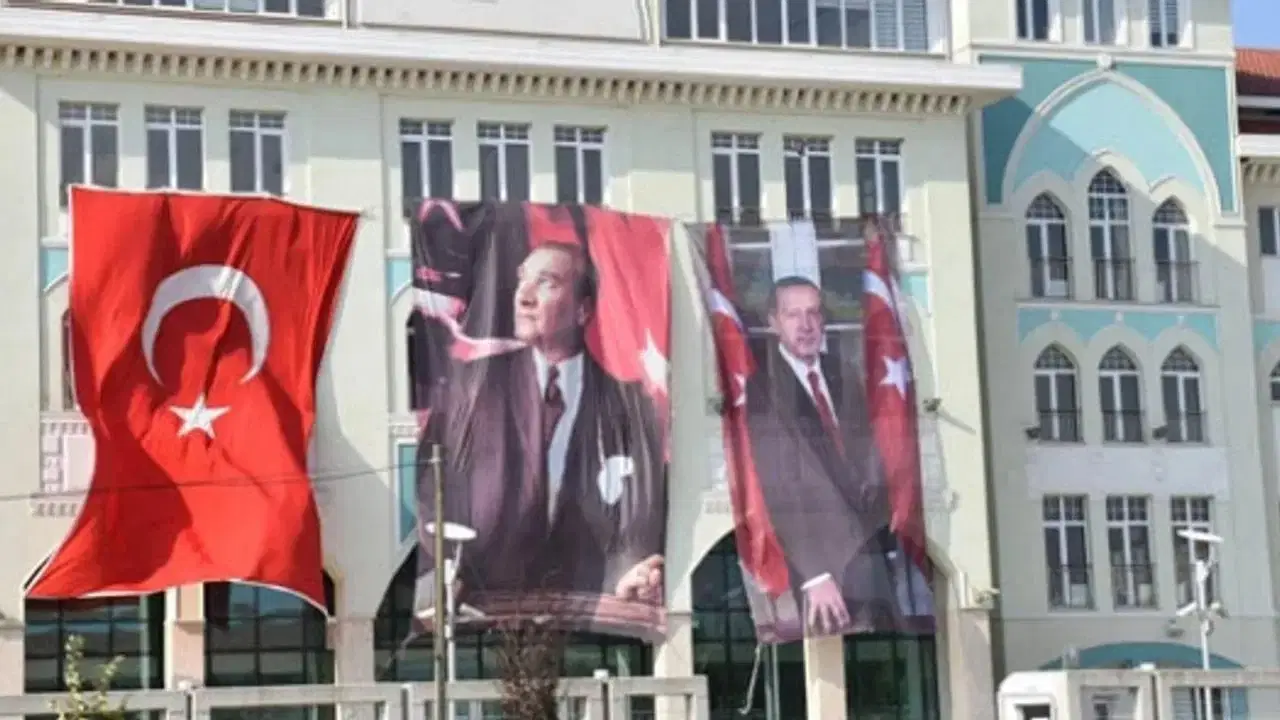 Yusuf Tekin, Erdoğan posteri için Anayasa'ya başvurdu: 'Okullarımızda görünür olmasını istedik' 1 yusuf tekin erdogan posteri icin anayasaya basvurdu okullarimizda gorunur olmasini istedik 0 pVDNXSt8