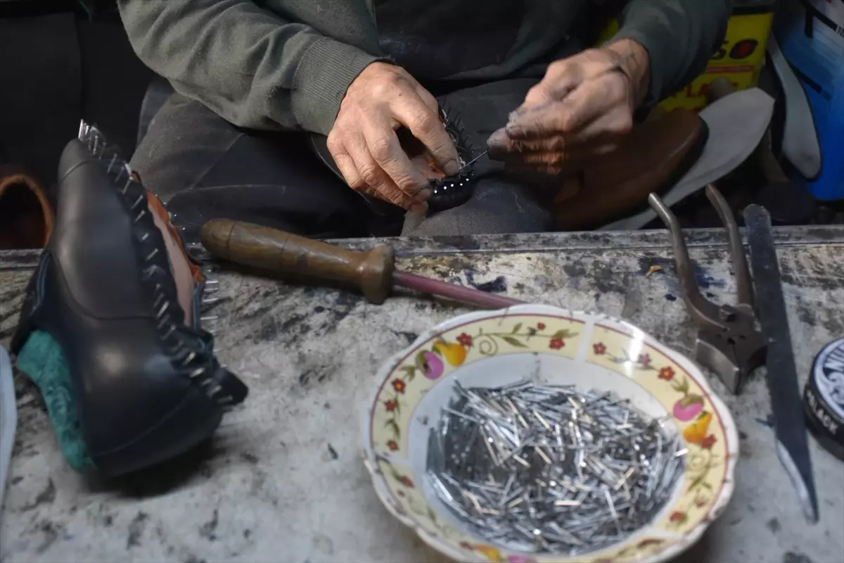 72-yasindaki-usta-60-yil-suren-ayakkabi-sanati-Ptw8Ile7.jpg
