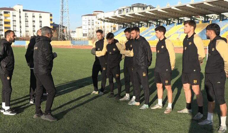 bahis-cezalarinin-ardindan-takimin-kadrosunda-sadece-7-kisi-kaldi-UsMLi3FV.jpg