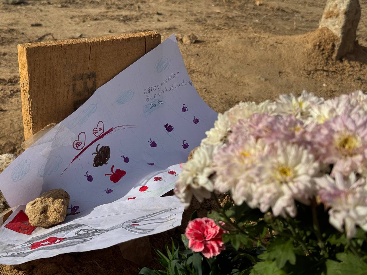 En acı öğretmenler günü: Yürek yakan notu babalarının mezarına bıraktılar 7 en aci ogretmenler gunu yurek yakan notu babalarinin mezarina biraktilar 3 OQDuJk7h