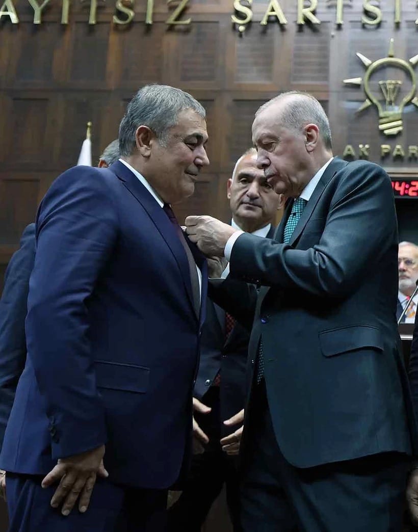 Erdoğan'ın elini öpmeye çalışmıştı... AKP'ye geçen başkanın baş döndüren parti transferleri 4 erdoganin elini opmeye calismisti akpye gecen baskanin bas donduren parti transferleri 0 7UKg8RzS