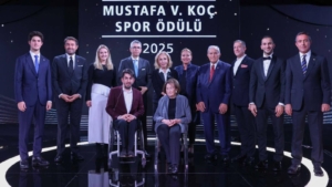 ertugrul-ozkok-abdullah-ozturku-yazdionceki-gece-uc-kisi-odul-aldi-bes-kisi-beni-aglatti-mGKreQBp.jpg
