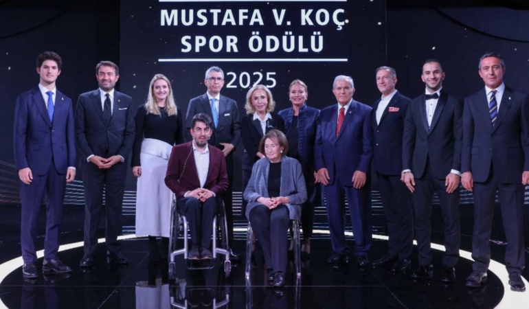 ertugrul-ozkok-abdullah-ozturku-yazdionceki-gece-uc-kisi-odul-aldi-bes-kisi-beni-aglatti-mGKreQBp.jpg