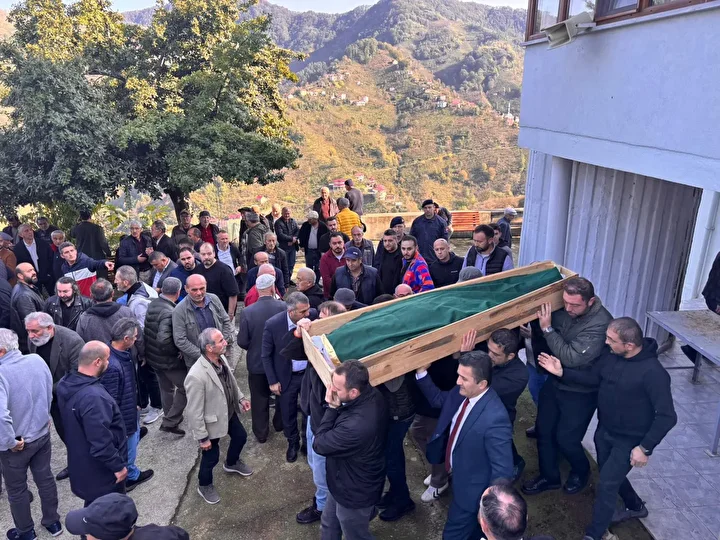 Giresun'da trafik kavgasında emekli öğretmenin ölümüne neden olan şüphelinin ifadesi ortaya çıktı: Başının altına mont koydum 1 giresunda trafik kavgasinda emekli ogretmenin olumune neden olan suphelinin ifadesi ortaya cikti basinin altina 84jGS3E2