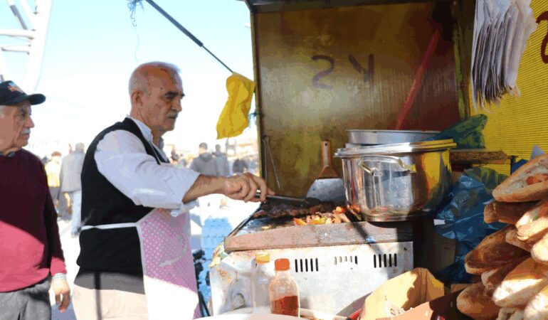 super-ligin-eski-yildiziydi-alti-yil-formasini-giydigi-takimin-maclarinda-kofte-ekmek-satmaya-basladi-lP6IyMyR.jpg