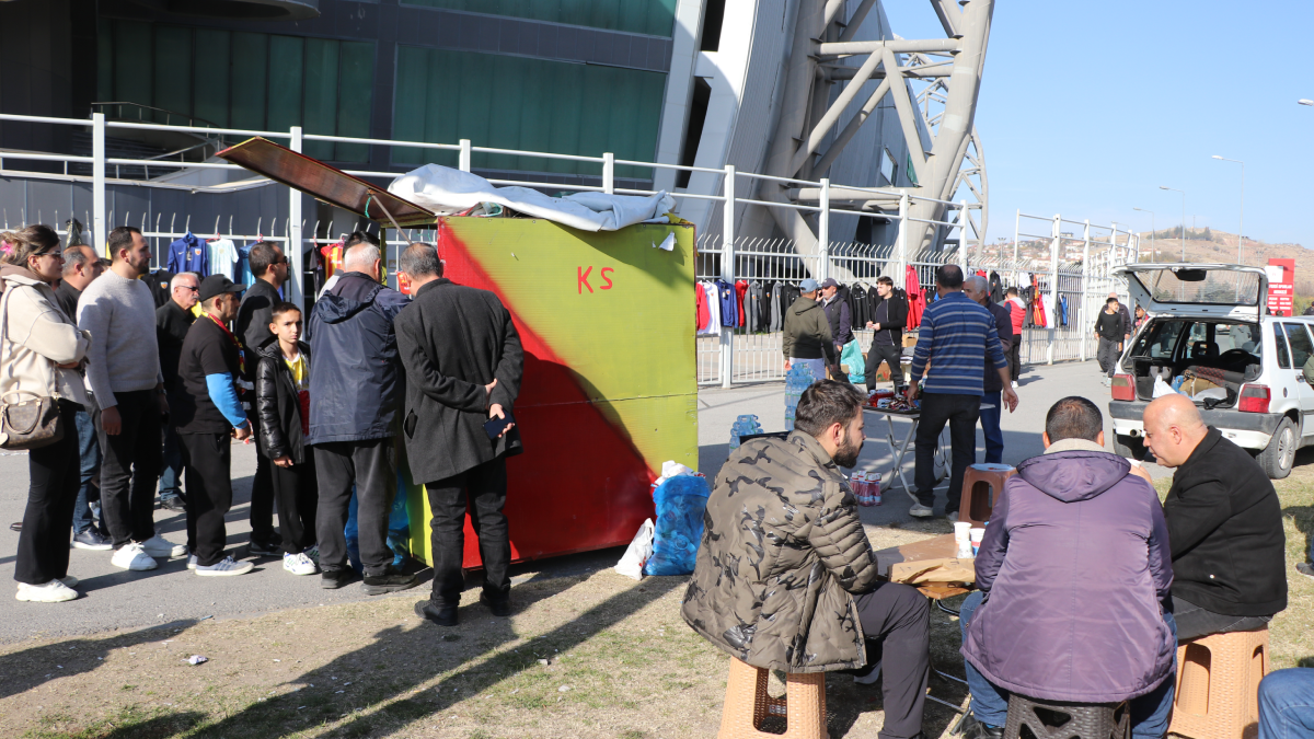 Süper Lig'in eski yıldızıydı: Altı yıl formasını giydiği takımın maçlarında köfte ekmek satmaya başladı 7 super ligin eski yildiziydi alti yil formasini giydigi takimin maclarinda kofte ekmek satmaya basladi t9J6w1Mn