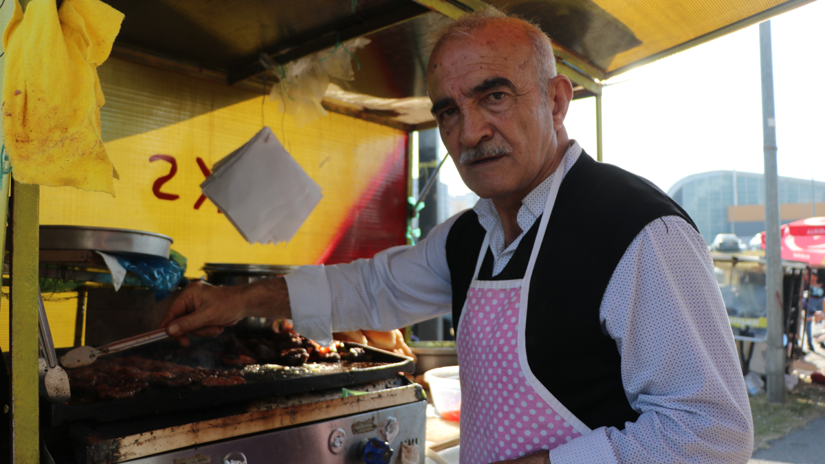 Süper Lig'in eski yıldızıydı: Altı yıl formasını giydiği takımın maçlarında köfte ekmek satmaya başladı 1 super ligin eski yildiziydi alti yil formasini giydigi takimin maclarinda kofte ekmek satmaya basladi