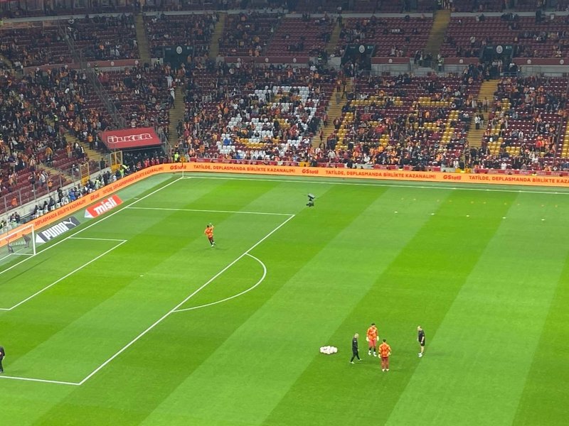 Trabzon tribünlerinden Uğurcan Çakır’a tepki! RAMS Park’ta dikkat çeken anlar 2 trabzon tribunlerinden ugurcan cakira tepki rams parkta dikkat ceken anlar 1 lQU9rBmX
