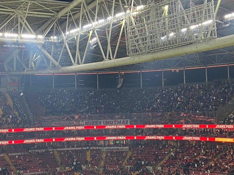 Trabzon tribünlerinden Uğurcan Çakır’a tepki! RAMS Park’ta dikkat çeken anlar 3 trabzon tribunlerinden ugurcan cakira tepki rams parkta dikkat ceken anlar 2