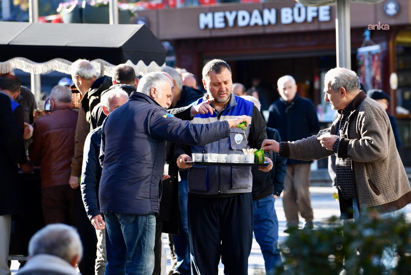 akin akin gidiyorlar ortahisar belediyesi kek ve cayi bedava yapti 0 tTclHgIm