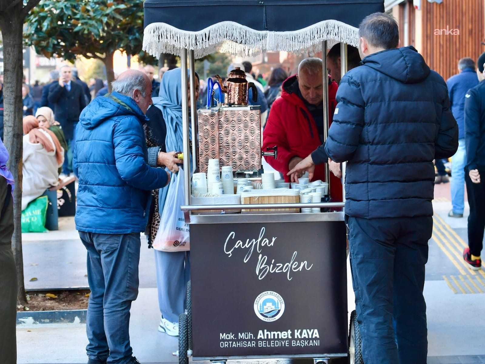 akin akin gidiyorlar ortahisar belediyesi kek ve cayi bedava yapti 1 zDsQ6hID