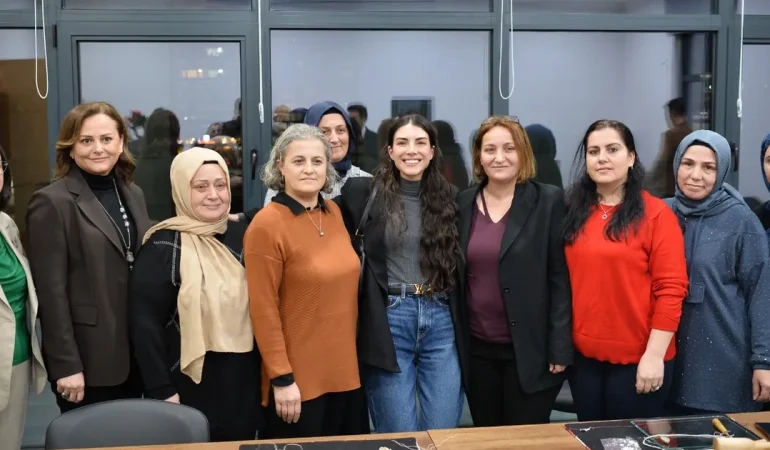 deniz-baysaldan-trabzonda-kadin-yasam-ve-istihdam-merkezine-ziyaret-Pyi76ZHN.webp