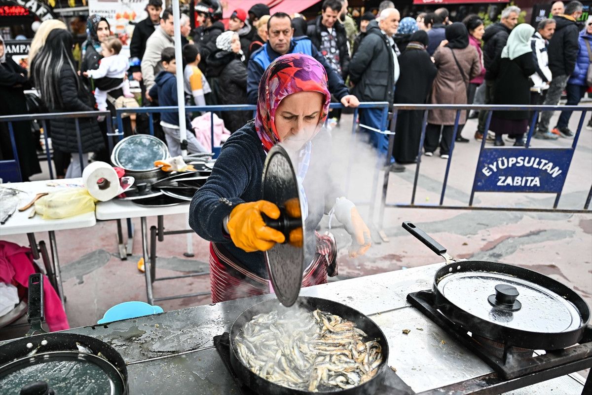 eyupsultanda hamsi festivali coskusu vatandaslara 1 ton hamsi dagitildi 12 IWElACiF