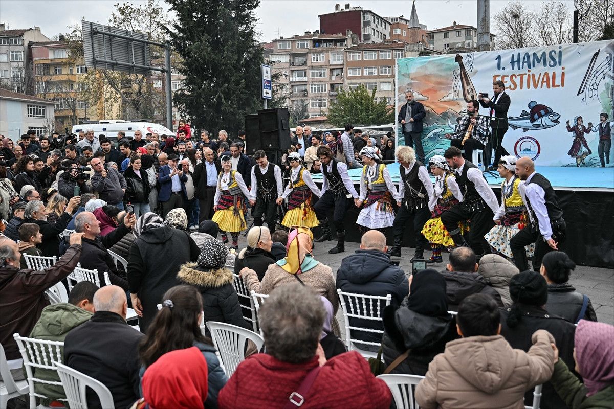 eyupsultanda hamsi festivali coskusu vatandaslara 1 ton hamsi dagitildi 13 Sk9iQVZM