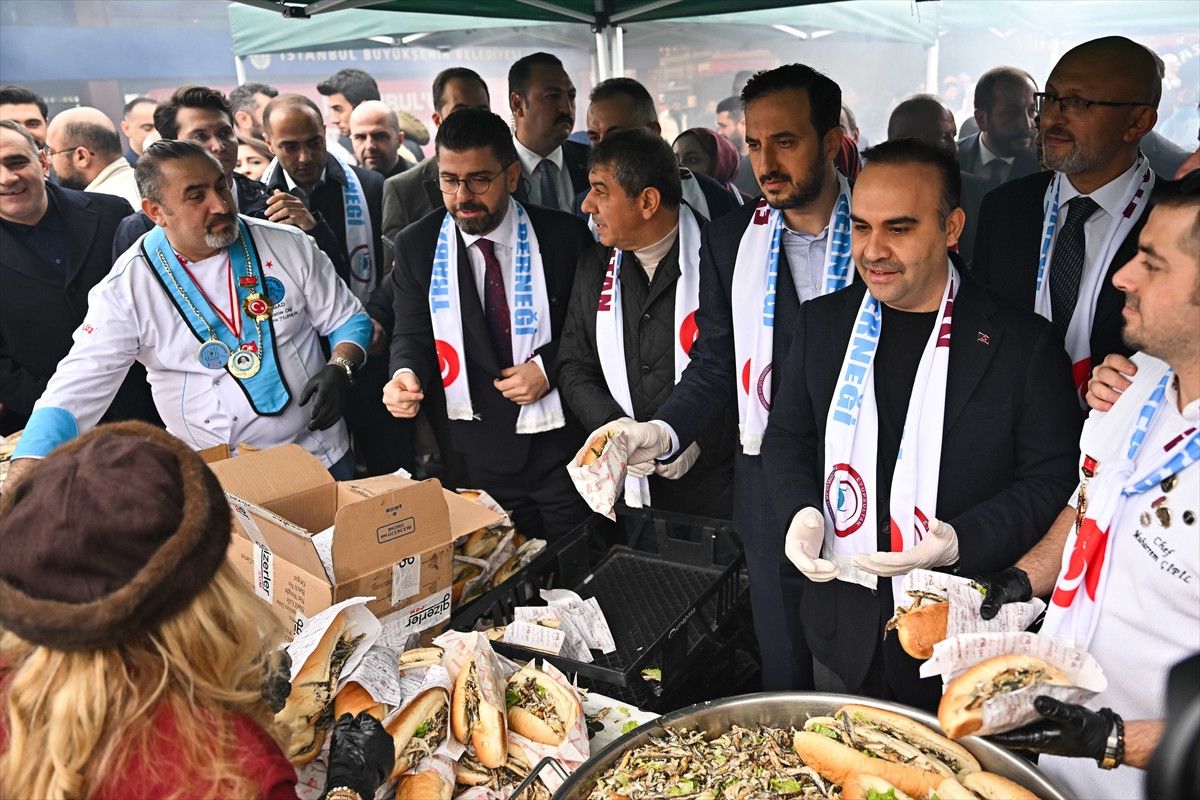 eyupsultanda hamsi festivali coskusu vatandaslara 1 ton hamsi dagitildi 5 HcCEVZhM