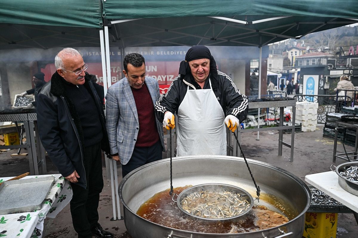 eyupsultanda hamsi festivali coskusu vatandaslara 1 ton hamsi dagitildi 6 bZOyVHfZ