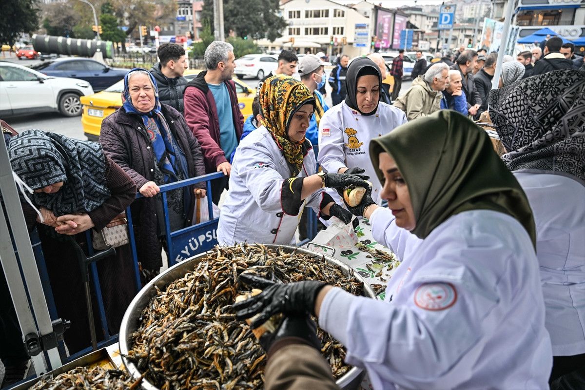 eyupsultanda hamsi festivali coskusu vatandaslara 1 ton hamsi dagitildi 8 tlOJaGCR