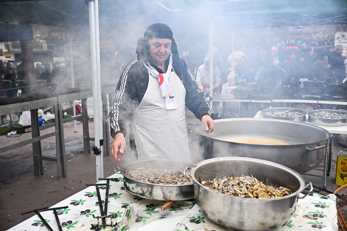 eyupsultanda hamsi festivali coskusu vatandaslara 1 ton hamsi dagitildi 9 C2j1KIX7