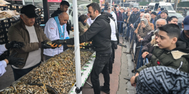 eyupsultanda-hamsi-festivali-coskusu-vatandaslara-1-ton-hamsi-dagitildi-fQl3qPIr.jpg