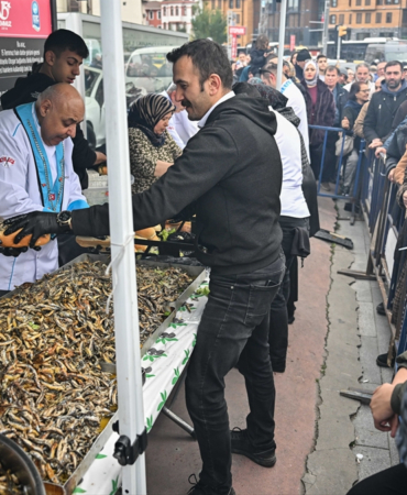 eyupsultanda-hamsi-festivali-coskusu-vatandaslara-1-ton-hamsi-dagitildi-fQl3qPIr.jpg