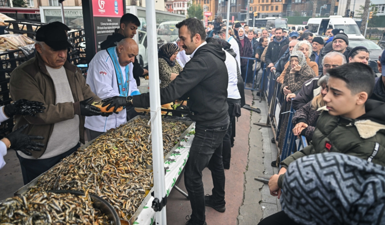 eyupsultanda-hamsi-festivali-coskusu-vatandaslara-1-ton-hamsi-dagitildi-fQl3qPIr.jpg