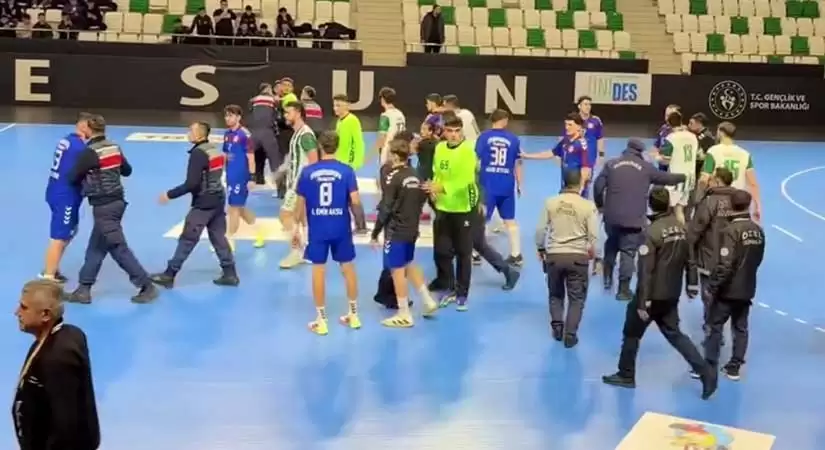 giresun trabzon derbisinde saha karisti yumruklar havada ucustu 1 iOUGMhra