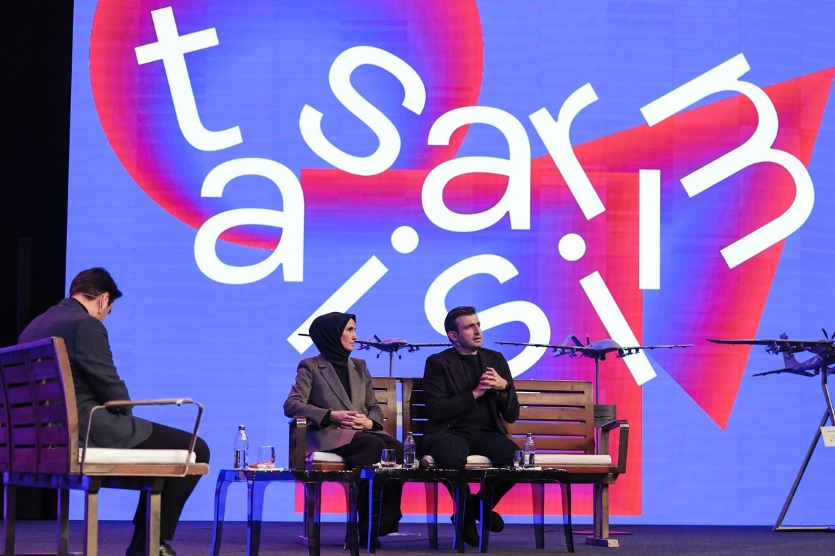 Selçuk Bayraktar, Baykar'ın tasarım hikayesini babası Özdemir Bayraktar'ın 'İnsanlar uçağı yaptığında kuşa, Laz yapınca balığa benzer' sözüyle anlattı 8 selcuk bayraktar baykarin tasarim hikayesini babasi ozdemir bayraktarin insanlar ucagi yaptiginda kusa laz yapinca XkKj4az4