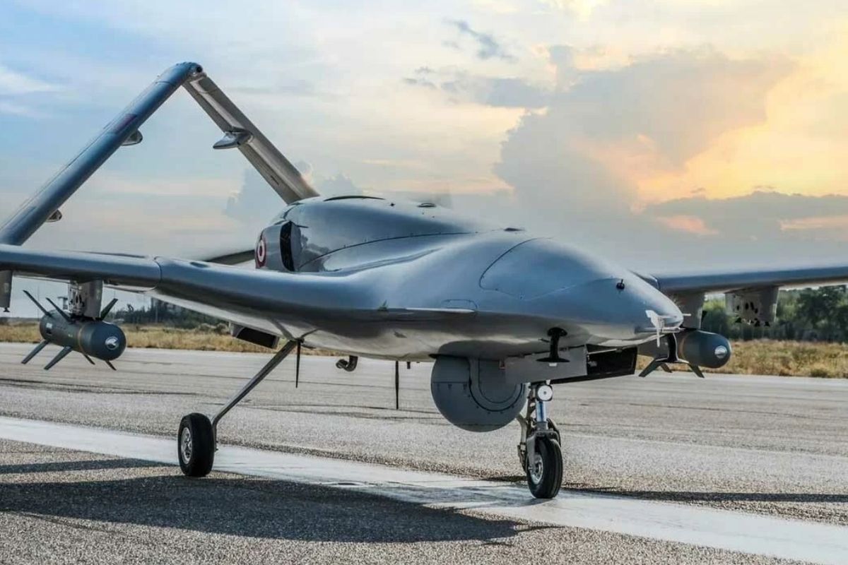 Selçuk Bayraktar, Baykar'ın tasarım hikayesini babası Özdemir Bayraktar'ın 'İnsanlar uçağı yaptığında kuşa, Laz yapınca balığa benzer' sözüyle anlattı 7 selcuk bayraktar baykarin tasarim hikayesini babasi ozdemir bayraktarin insanlar ucagi yaptiginda kusa laz yapinca iSBsuze8