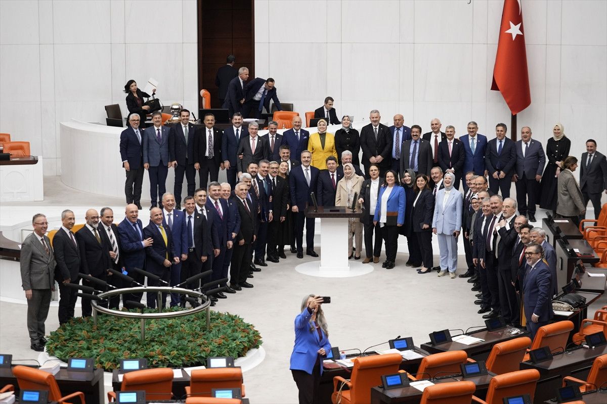 TBMM’de AK Partililerden CHP'li vekil Sibel Suiçmez ile selfie pozu 4 tbmmde ak partililerden chpli vekil sibel suicmez ile selfie pozu 0 j1TjcwBy
