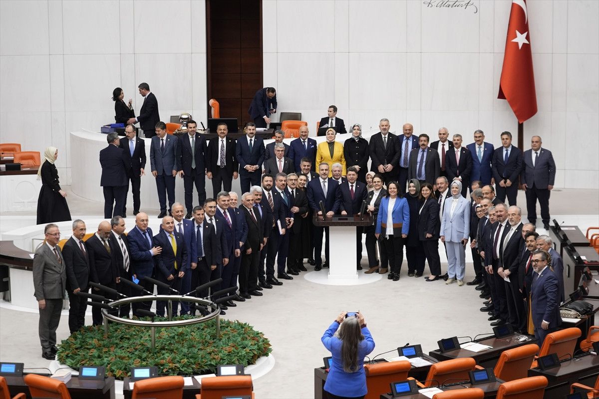 TBMM’de AK Partililerden CHP'li vekil Sibel Suiçmez ile selfie pozu 5 tbmmde ak partililerden chpli vekil sibel suicmez ile selfie pozu 1 CXWCwWC6