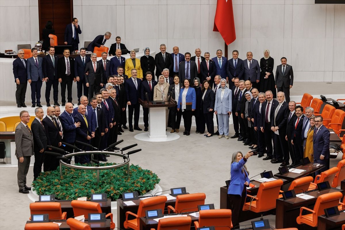 TBMM’de AK Partililerden CHP'li vekil Sibel Suiçmez ile selfie pozu 6 tbmmde ak partililerden chpli vekil sibel suicmez ile selfie pozu 2 4rvIKjJj