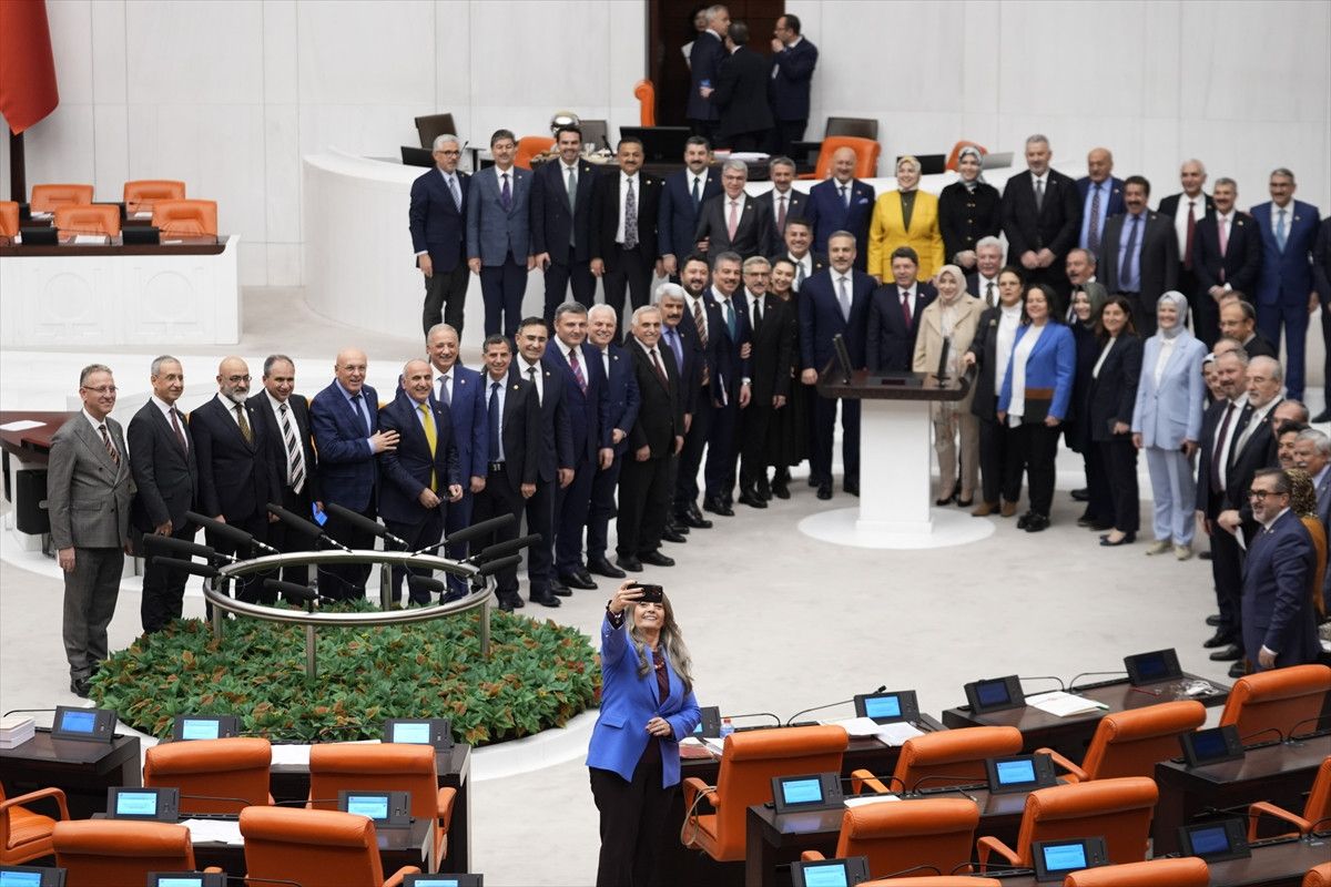 TBMM’de AK Partililerden CHP'li vekil Sibel Suiçmez ile selfie pozu 7 tbmmde ak partililerden chpli vekil sibel suicmez ile selfie pozu 3